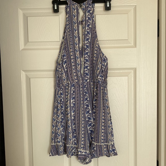 Super cute patterned romper! - Picture 2 of 6